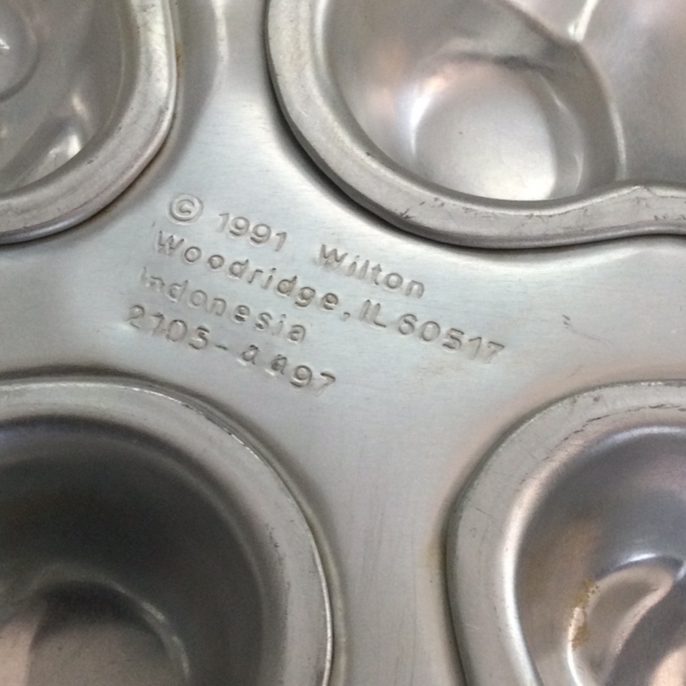 Set of 2 Wilton mini teddy bear cake pans. - Picture 2 of 6